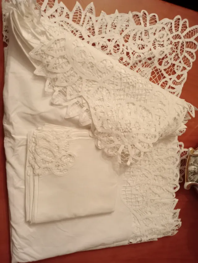 Mantelería hilo bordada y encaje a mano