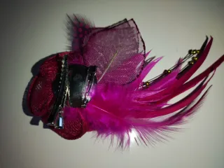 Tocado flor rosa y plumas fucsia