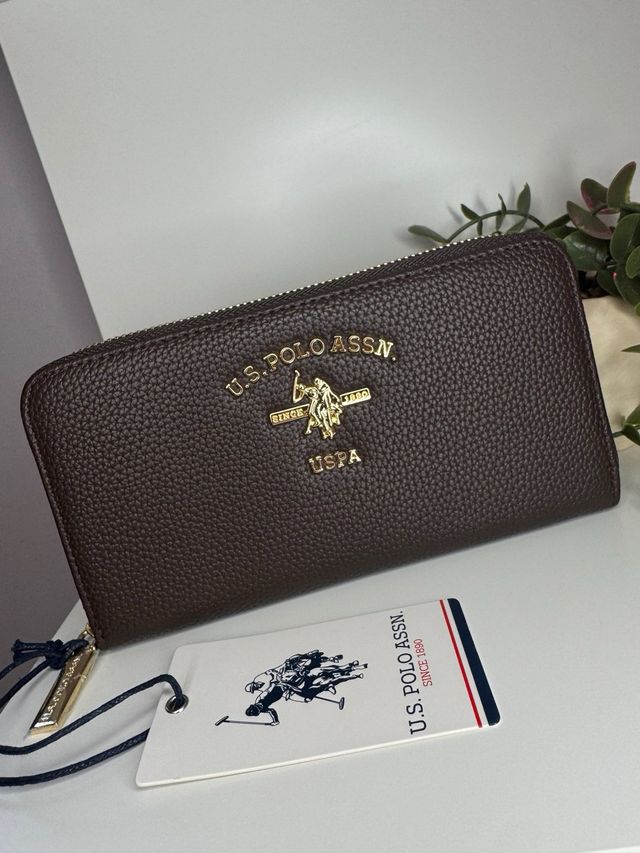 Cartera U.S. Polo Assn. Marrón y Dorada