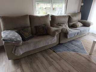 Sofá de tela beige y gris en perfecto estado