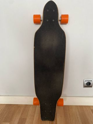 Longboard con ruedas naranjas