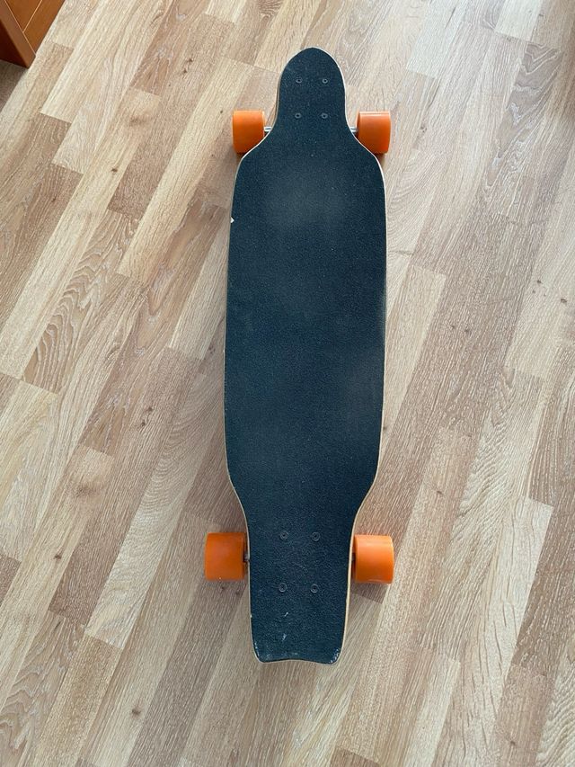 Longboard con ruedas naranjas