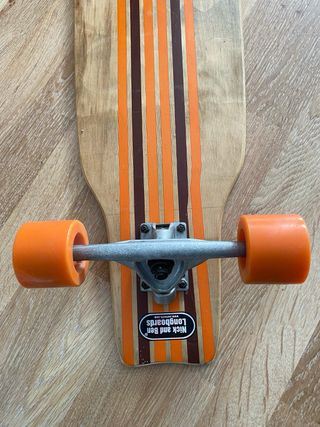 Longboard con ruedas naranjas