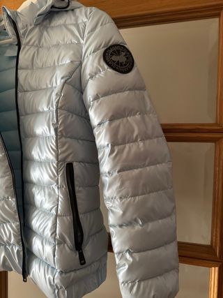 Abrigo plumas entallado azul metálico