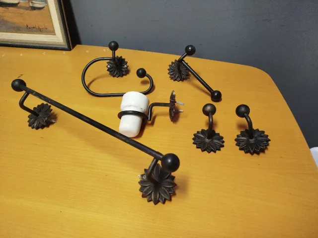 Set di accessori in ferro battuto per bagno con dettagli floreali