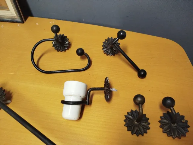 Set di accessori in ferro battuto per bagno con dettagli floreali