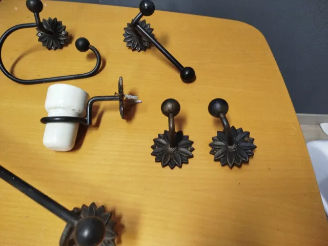 Set di accessori in ferro battuto per bagno con dettagli floreali