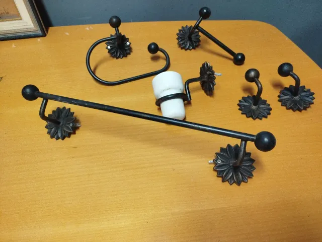 Set di accessori in ferro battuto per bagno con dettagli floreali