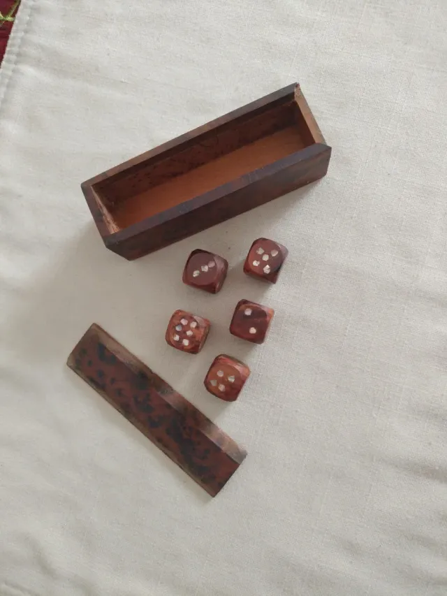 Juego de 5 dados con caja hechos a mano