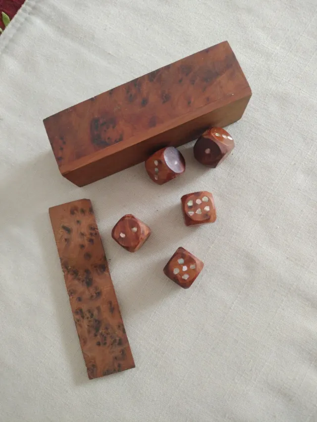 Juego de 5 dados con caja hechos a mano