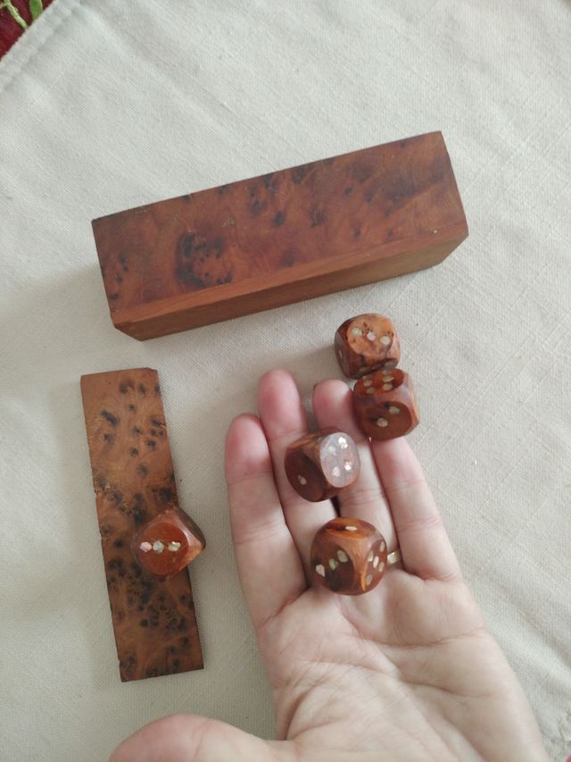 Juego de 5 dados con caja hechos a mano