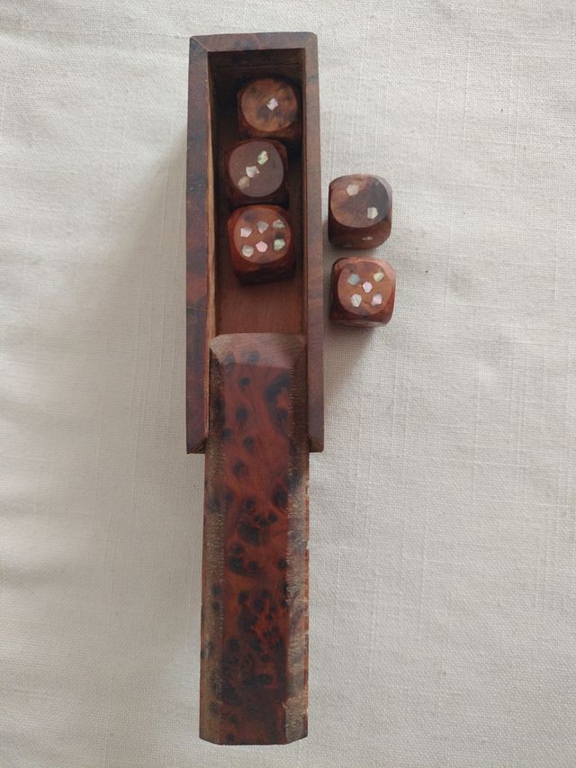 Juego de 5 dados con caja hechos a mano