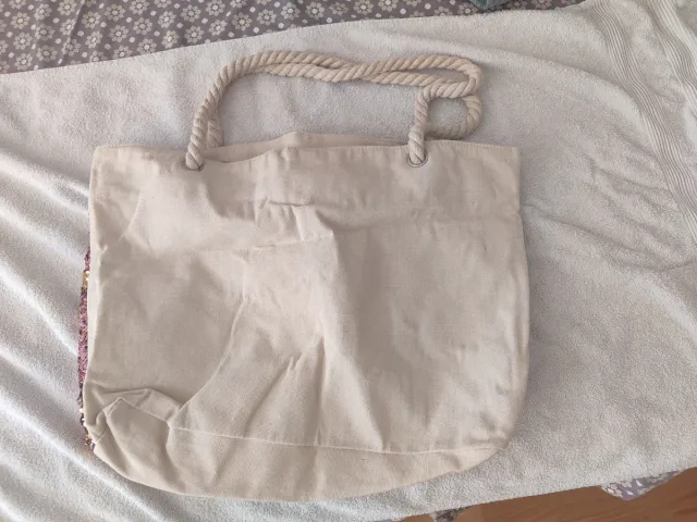 Bolso de tela beige con detalles rosas