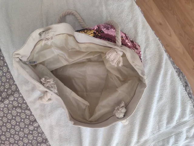 Bolso de tela beige con detalles rosas