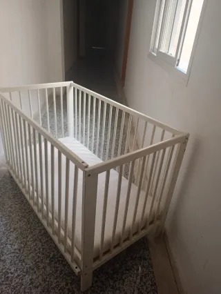 Cuna de bebé blanca