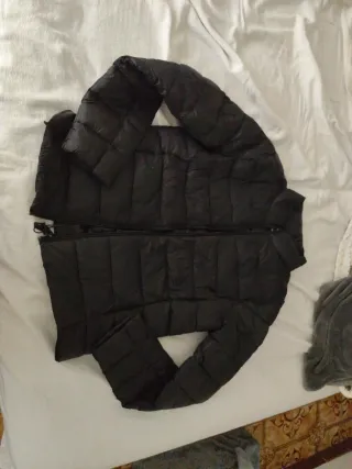 Chaqueta de plumas negra