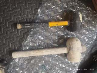 Martillo de goma y mazo de albañil