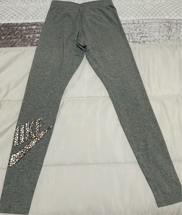 Leggings Nike grises con logo dorado