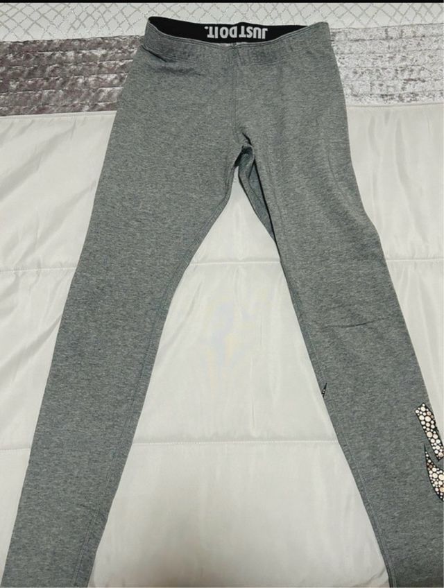 Leggings Nike grises con logo dorado