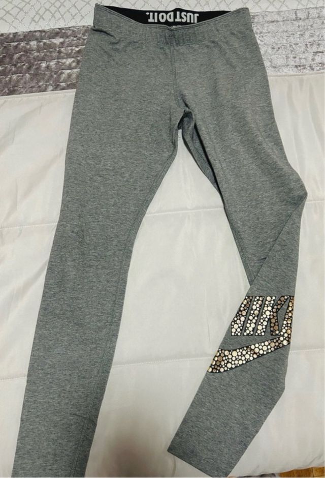 Leggings Nike grises con logo dorado