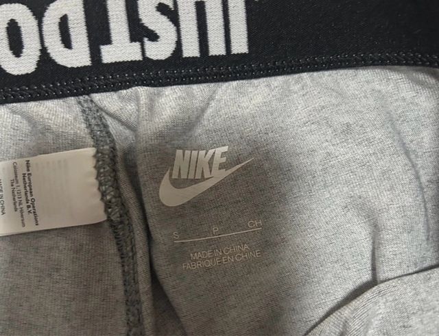 Leggings Nike grises con logo dorado
