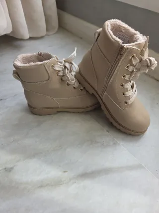 Botas beige calentitas con forro talla 32