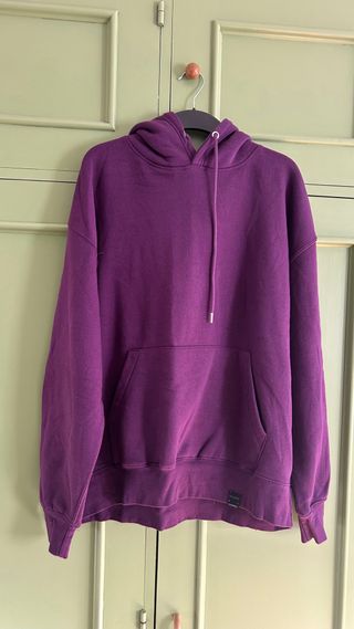 Sudadera morada con capucha