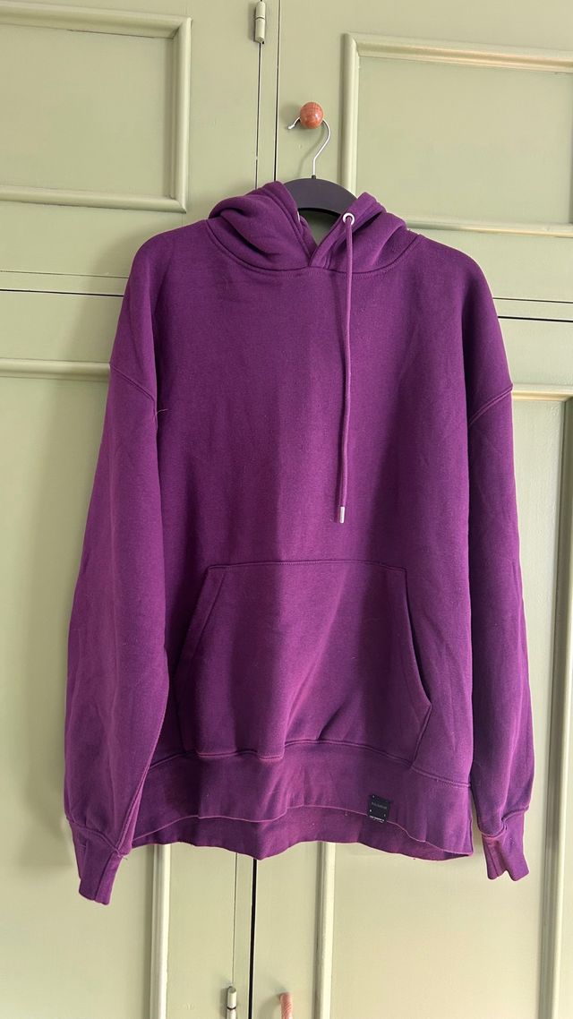 Sudadera morada con capucha