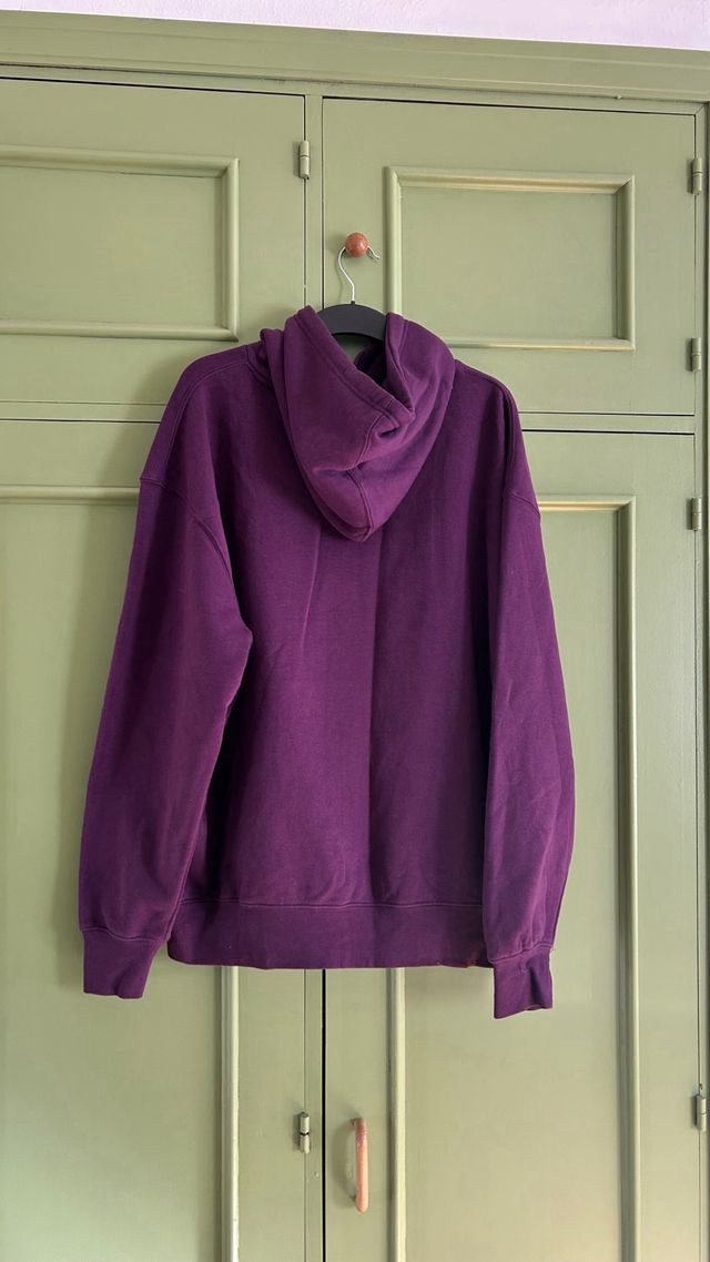 Sudadera morada con capucha