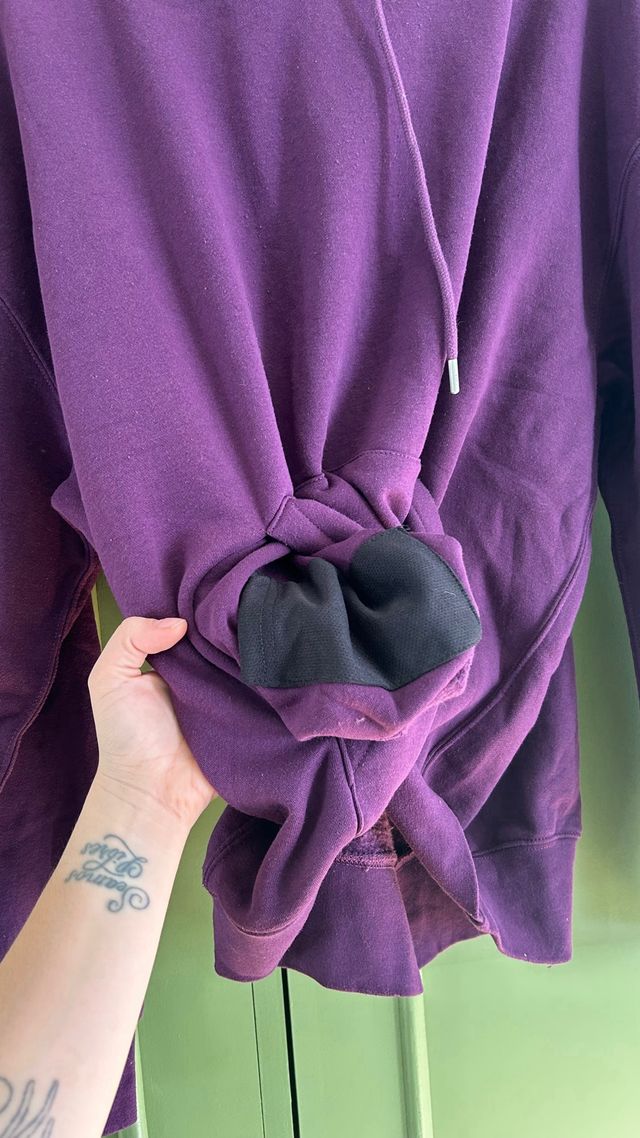 Sudadera morada con capucha