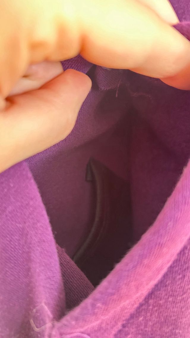 Sudadera morada con capucha