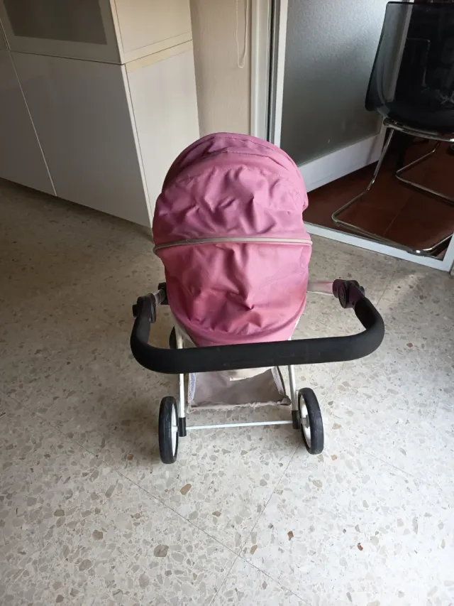 Carrito de muñecas rosa