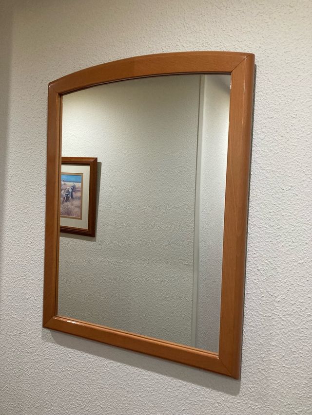 Espejo de madera con marco curvo