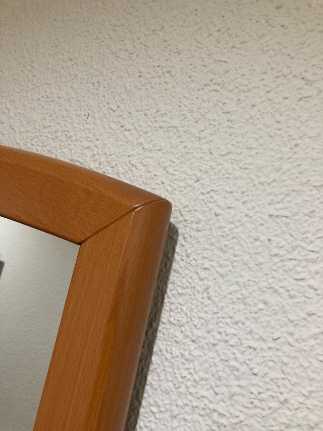 Espejo de madera con marco curvo