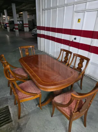 Mesa de comedor de madera