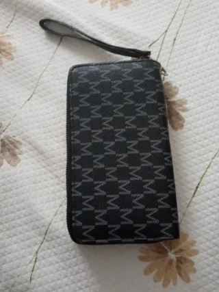 Monedero negro y gris con estampado