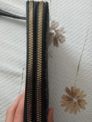 Monedero negro y gris con estampado