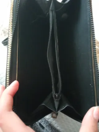 Monedero negro y gris con estampado