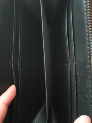 Monedero negro y gris con estampado