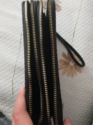 Monedero negro y gris con estampado