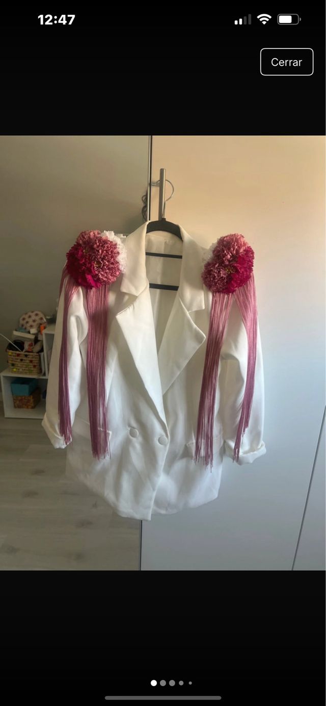 Chaqueta blanca con hombreras florales