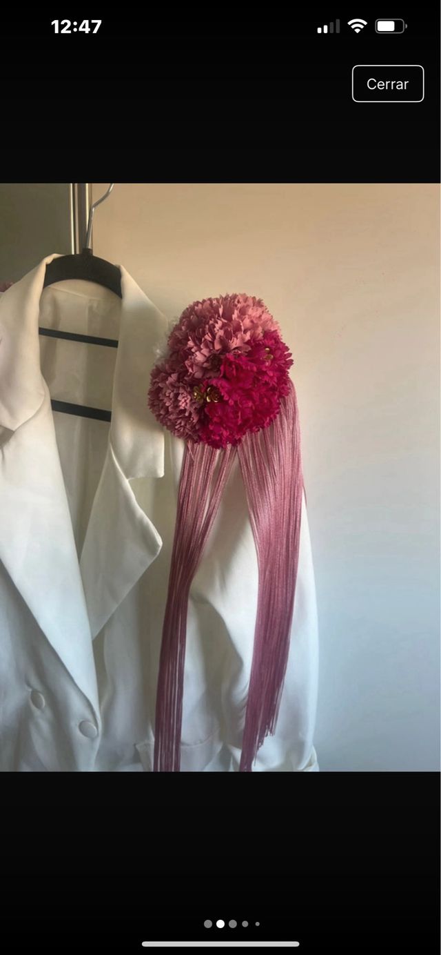 Chaqueta blanca con hombreras florales