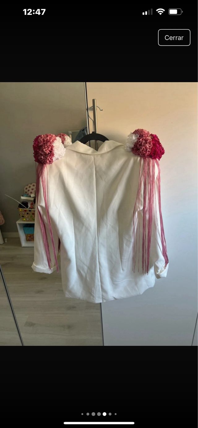 Chaqueta blanca con hombreras florales