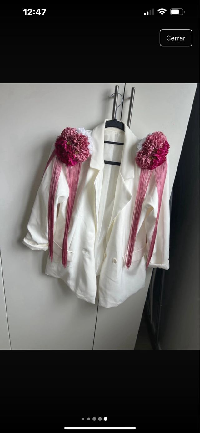 Chaqueta blanca con hombreras florales