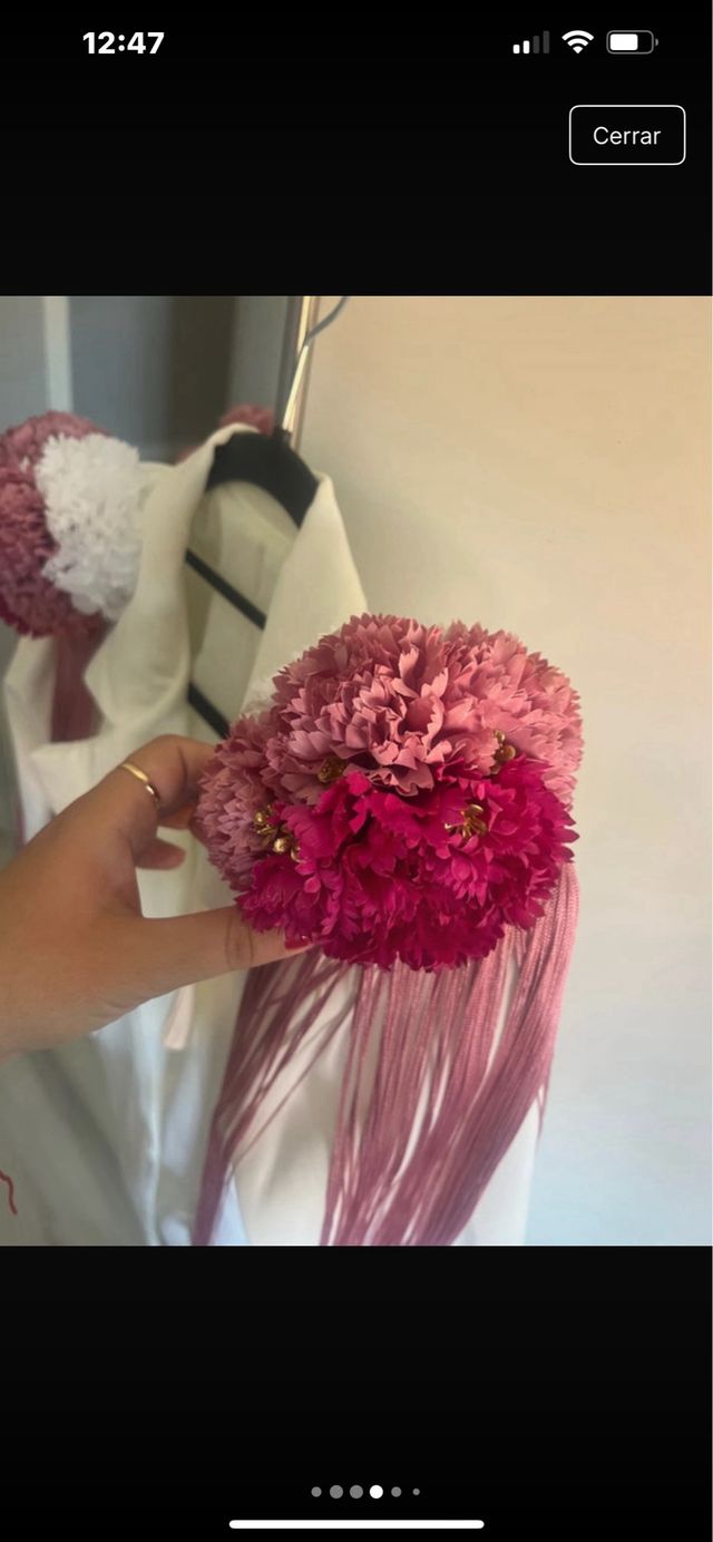 Chaqueta blanca con hombreras florales