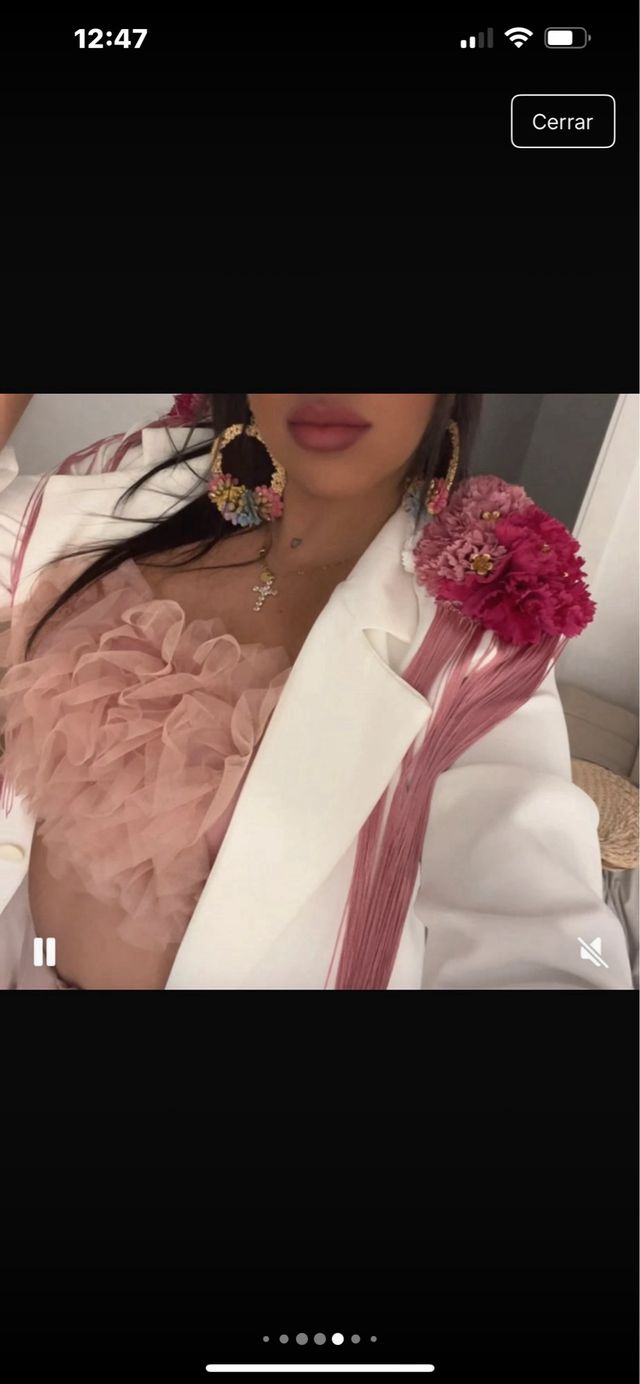 Chaqueta blanca con hombreras florales