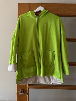 Abrigo verde con bolsillos y capucha