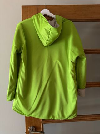 Abrigo verde con bolsillos y capucha