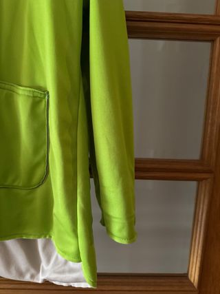 Abrigo verde con bolsillos y capucha