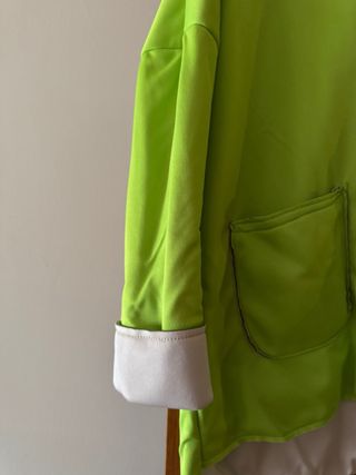 Abrigo verde con bolsillos y capucha